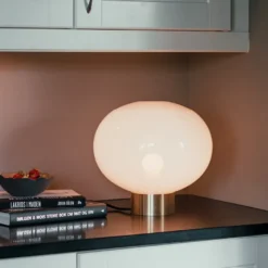 BORDLAMPE 4169 SMALL HVIT M. MESSING SOKKEL