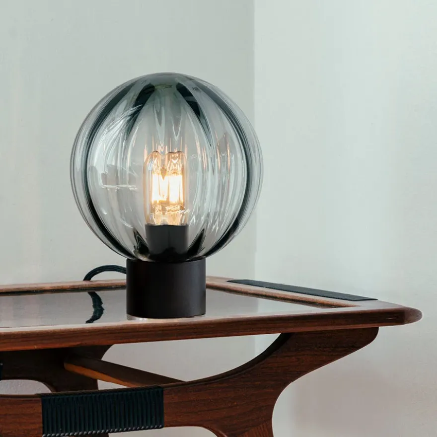 KRYSTALLKULE BORDLAMPE OPTIKK RØKGRÅ M. SORT SOKKEL