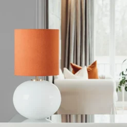 SENJA BORDLAMPE HVIT M. MESSING ARMATUR, BEIGE 30*30 SKJERM