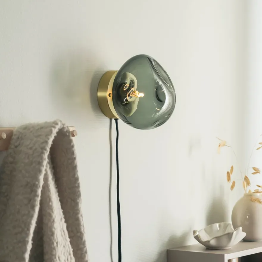 VEGGLAMPE LYS RØKGRÅ MED INNFELDT MESSING OPPHENG