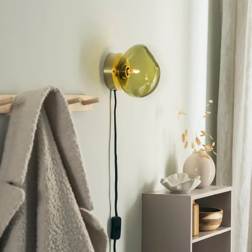 VEGGLAMPE OLIVEN MED INNFELDT MESSING OPPHENG